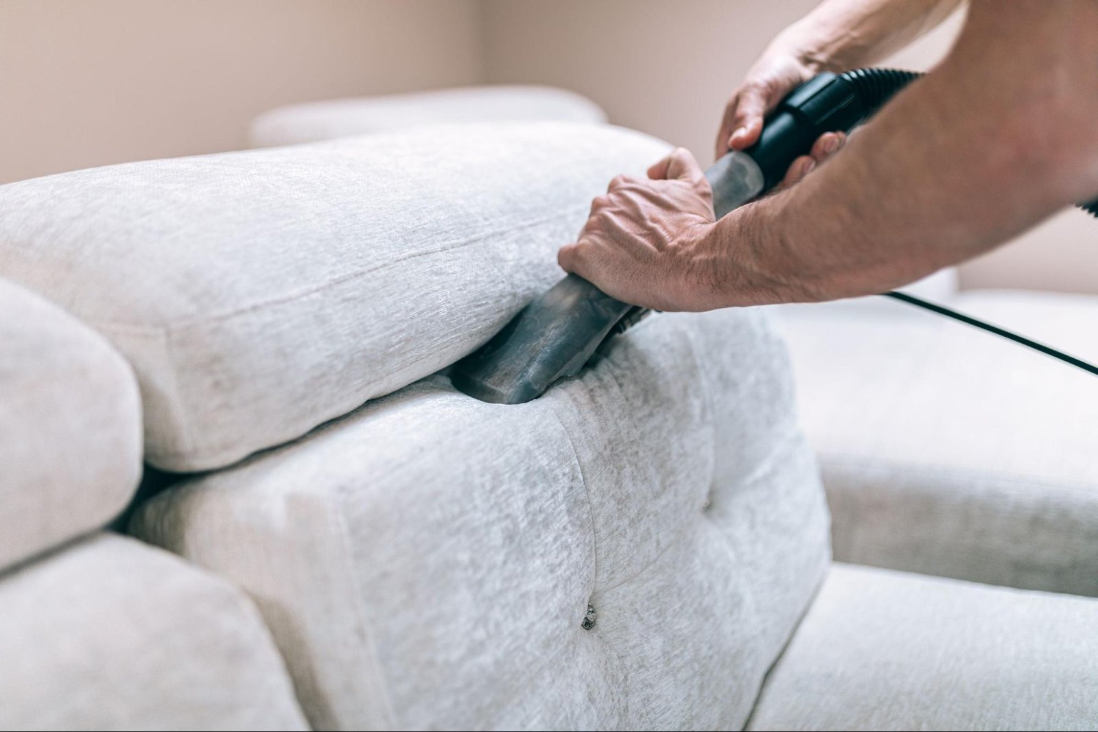 Couch Cleaning: Professional vs. DIY Solutions